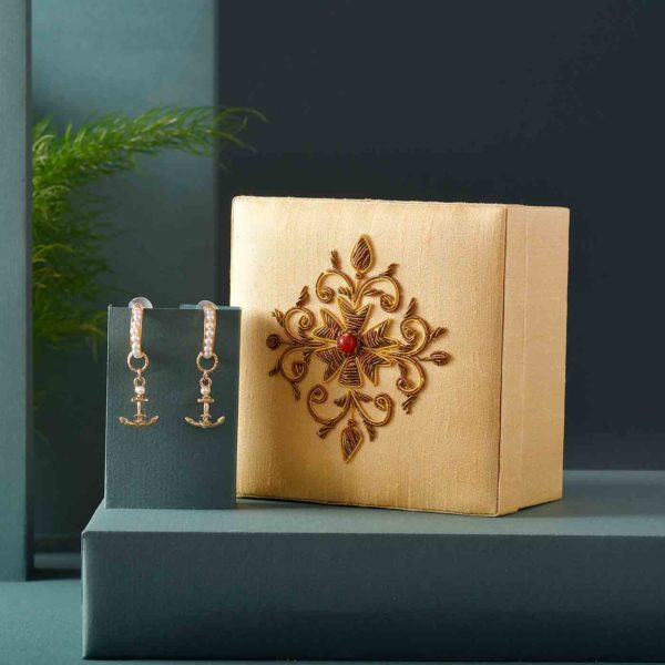 Combo Of Zari Jewellery Box & Sparkling Earrings