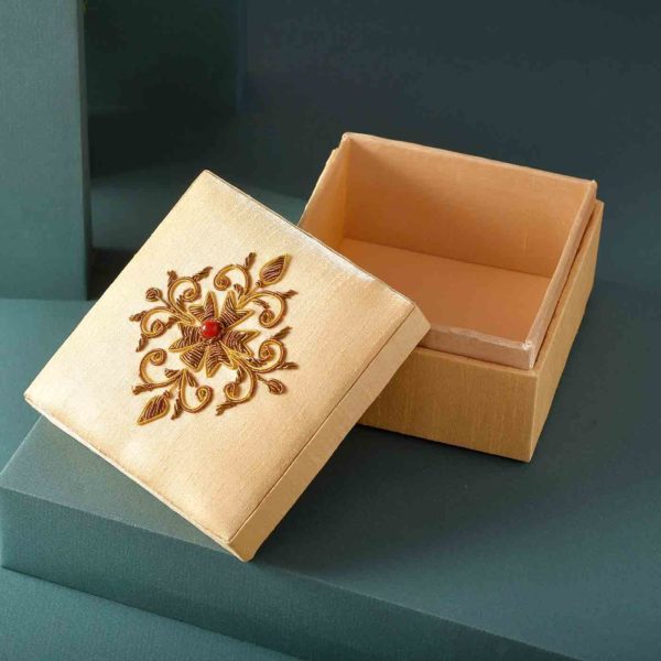Combo Of Zari Jewellery Box & Sparkling Earrings - Image 4