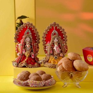 This hamper includes Handmade Lakshmi Ganesha Idol, Panjiri Ladoo, & Mini Khasta