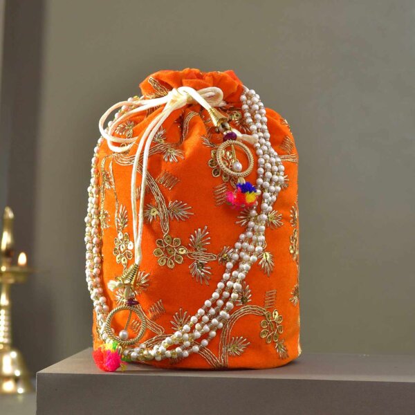 Karwachauth Thali, Sweet & Cosmetic Hamper - Image 6